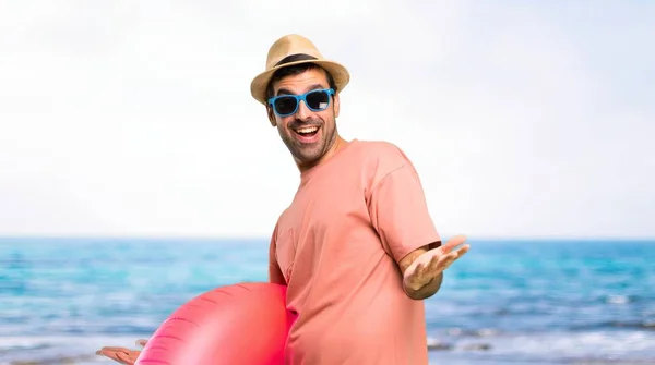 Hombre Con Sombrero Gafas Sol Sus Vacaciones Verano Orgulloso Satisfecho —  Fotos de Stock