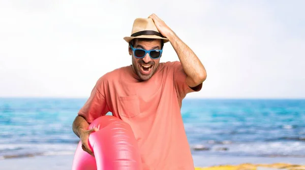 Homem Com Chapéu Óculos Sol Suas Férias Verão Toma Mãos — Fotografia de Stock