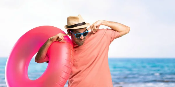Hombre Con Sombrero Gafas Sol Sus Vacaciones Verano Cubriendo Ambas —  Fotos de Stock