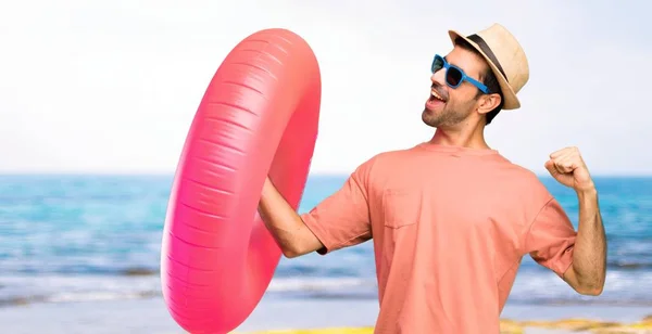 Hombre Con Sombrero Gafas Sol Sus Vacaciones Verano Disfrutar Bailando — Foto de Stock