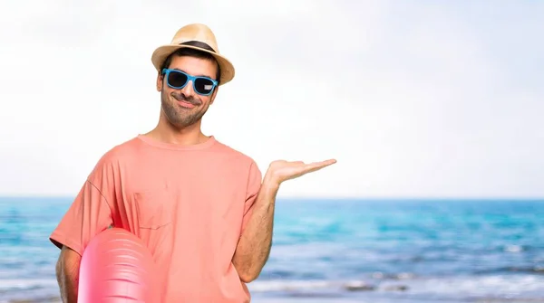 Man Hat Sunglasses His Summer Vacation Holding Copyspace Imaginary Palm — Stock Photo, Image