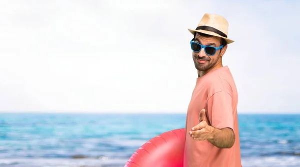 Hombre Con Sombrero Gafas Sol Sus Vacaciones Verano Estrechando Mano —  Fotos de Stock