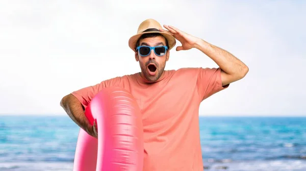 Homem Com Chapéu Óculos Sol Suas Férias Verão Com Expressão — Fotografia de Stock