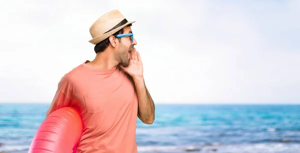 Homme Avec Chapeau Lunettes Soleil Pendant Ses Vacances Été Criant — Photo