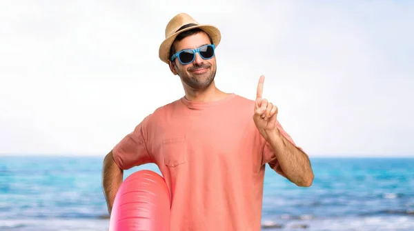 Homem Com Chapéu Óculos Sol Suas Férias Verão Mostrando Levantando — Fotografia de Stock