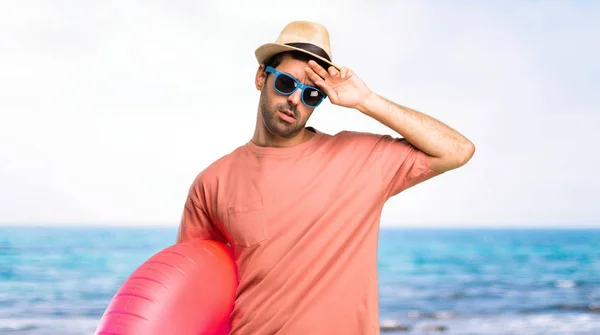 Hombre Con Sombrero Gafas Sol Sus Vacaciones Verano Con Expresión —  Fotos de Stock