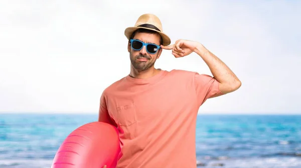 Homem Com Chapéu Óculos Sol Suas Férias Verão Fazendo Gesto — Fotografia de Stock