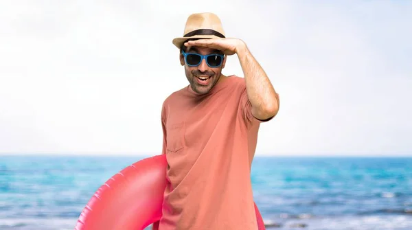 Homem Com Chapéu Óculos Sol Suas Férias Verão Olhando Para — Fotografia de Stock