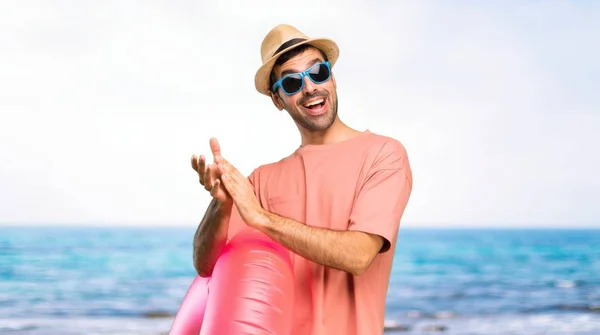 Homem Com Chapéu Óculos Sol Suas Férias Verão Aplaudindo Após — Fotografia de Stock
