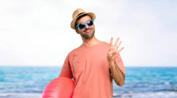 Homem Com Chapéu Óculos Sol Suas Férias Verão Feliz Contando — Fotografia de Stock