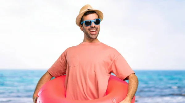 Hombre Feliz Con Sombrero Gafas Sol Sus Vacaciones Verano Playa — Foto de Stock