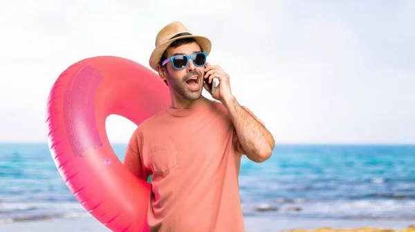 Homme Avec Chapeau Lunettes Soleil Pendant Ses Vacances Été Parler — Photo