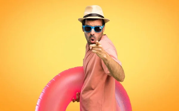 Hombre Con Sombrero Gafas Sol Sus Vacaciones Verano Molesto Enojado —  Fotos de Stock