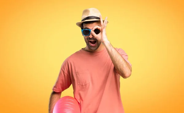 Hombre Con Sombrero Gafas Sol Sus Vacaciones Verano Hace Divertida — Foto de Stock