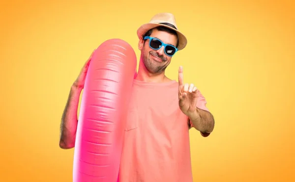 Hombre Con Sombrero Gafas Sol Sus Vacaciones Verano Mostrando Levantando —  Fotos de Stock