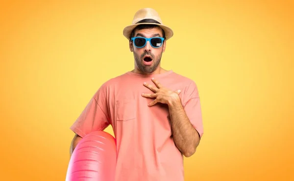 Homem Com Chapéu Óculos Sol Suas Férias Verão Surpreso Chocado — Fotografia de Stock