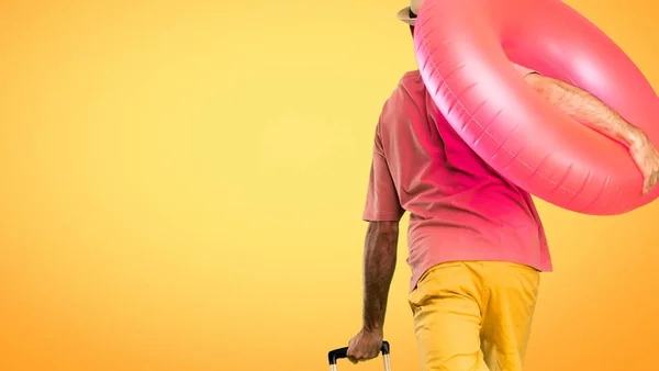Hombre Con Sombrero Gafas Sol Sus Vacaciones Verano Corriendo Rápido — Foto de Stock