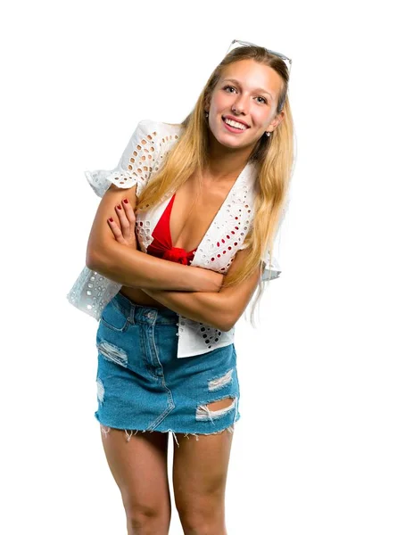 Blond Meisje Zomer Vakantie Houden Armen Gekruist Terwijl Glimlachend Geïsoleerde — Stockfoto