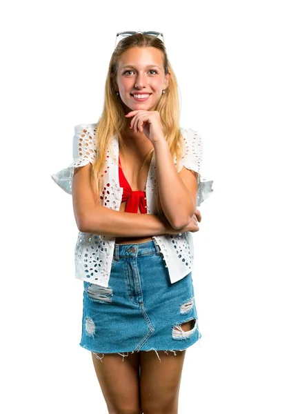 Blonde Mädchen Sommerurlaub Lächelnd Und Nach Vorne Blickend Mit Selbstbewusstem — Stockfoto