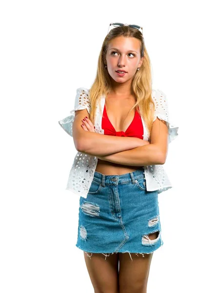 Blondes Mädchen Sommerurlaub Mit Zweifeln Und Verwirrendem Gesichtsausdruck Während Lippenstiche — Stockfoto