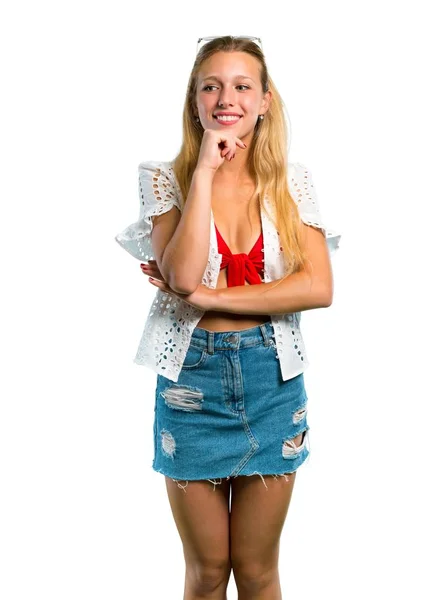 Blondýnka Letních Prázdninách Rukou Bradě Izolovaném Bílém Pozadí — Stock fotografie