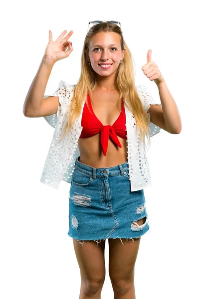 Blond Flicka Sommarsemester Visar Tecken Och Ger Tumme Upp Gest — Stockfoto