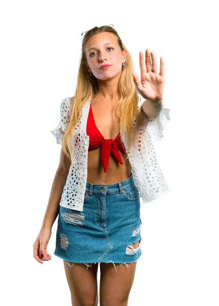 Menina Loira Férias Verão Fazendo Parar Gesto Com Mão Negando — Fotografia de Stock