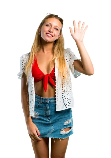 Blond Meisje Zomer Vakantie Saluting Met Hand Met Gelukkige Uitdrukking — Stockfoto