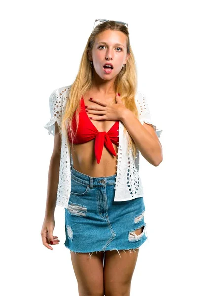 Blonde Mädchen Sommerurlaub Überrascht Und Schockiert Ausdrucksstarke Gesichtsbewegungen Auf Isoliertem — Stockfoto
