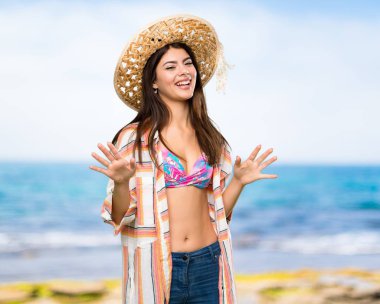 Plajda gülümseyen yaz tatili genç kız