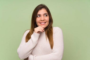 Genç kız beyaz kazaklı bir fikir düşünüyorum