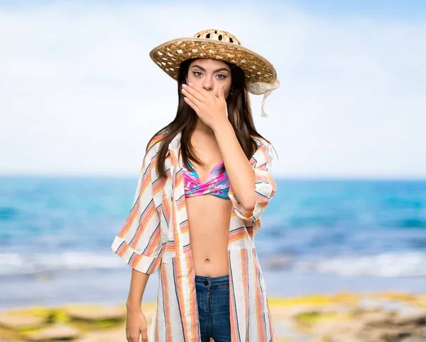 Adolescente Chica Vacaciones Verano Cubriendo Boca Con Las Manos Playa —  Fotos de Stock