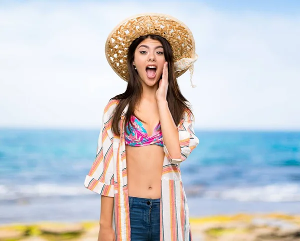 Chica Adolescente Vacaciones Verano Con Sorpresa Expresión Facial Impactada Playa — Foto de Stock