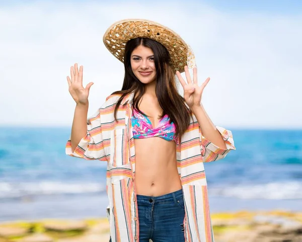 Teen Κορίτσι Στις Καλοκαιρινές Διακοπές Μετρώντας Εννιά Δάχτυλα Στην Παραλία — Φωτογραφία Αρχείου