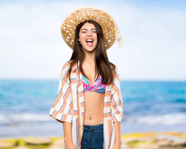 Chica Adolescente Vacaciones Verano Gritando Frente Con Boca Abierta Playa — Foto de Stock