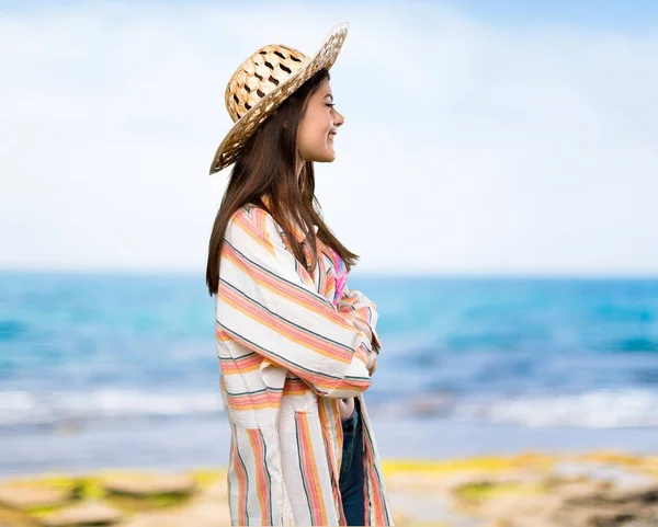 Nastolatek Dziewczyna Wakacjach Pozycji Bocznej Plaży — Zdjęcie stockowe