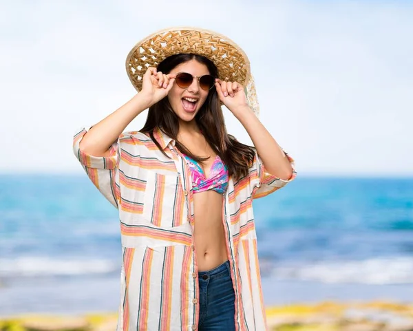 Chica Adolescente Vacaciones Verano Con Gafas Sorprendida Playa — Foto de Stock
