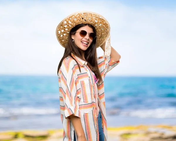 Tiener Meisje Zomer Vakantie Met Glazen Glimlachend Het Strand — Stockfoto