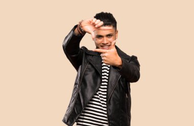 Genç adam yüz odaklı. Yalıtılmış arka plan üzerinde çerçeveleme sembolü