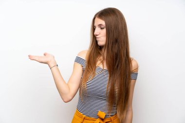 Şüpheile copyspace tutan izole beyaz duvar üzerinde uzun saçlı genç kadın
