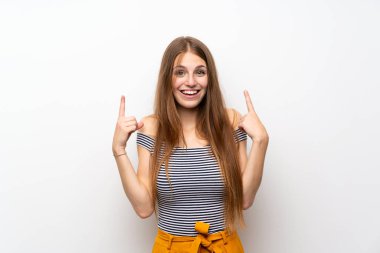 İzole beyaz duvar üzerinde uzun saçlı genç kadın harika bir fikir işaret