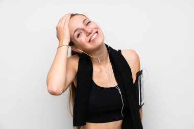 Izole beyaz arka plan üzerinde genç spor kadın gülüyor