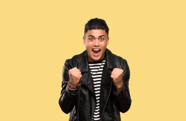 Genç adam izole arka plan üzerinde kazanan pozisyonda bir zafer kutluyor