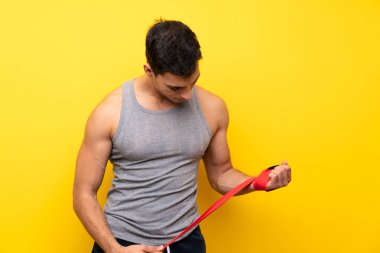 Boks bandaj izole arka plan üzerinde yakışıklı spor adam