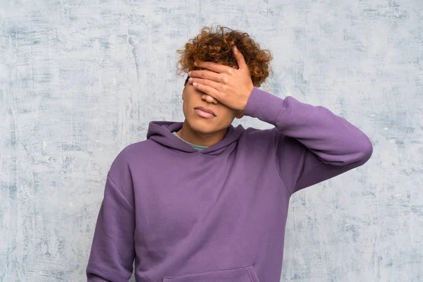 Joven Africano Americano Hombre Sobre Grunge Pared Cubriendo Ojos Por —  Fotos de Stock