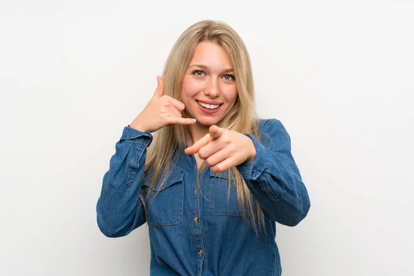 Ung Blond Kvinna Över Isolerad Vit Vägg Gör Telefongest Och — Stockfoto