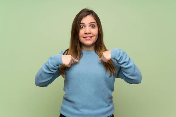 Junges Mädchen Über Grüne Wand Mit Überraschendem Gesichtsausdruck — Stockfoto