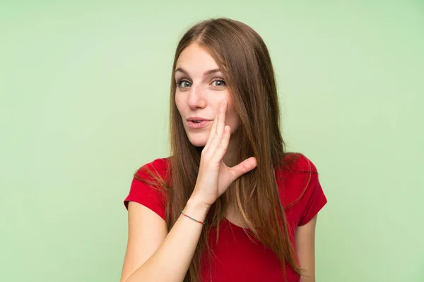 Jonge Vrouw Met Lang Haar Geïsoleerde Groene Muur Fluisteren Iets — Stockfoto