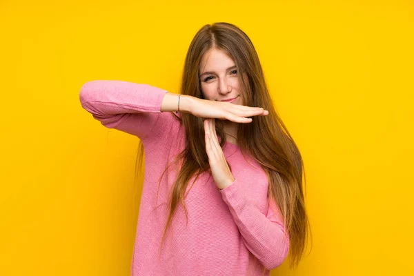 Jovem Mulher Com Cabelos Longos Sobre Parede Amarela Isolada Fazendo — Fotografia de Stock