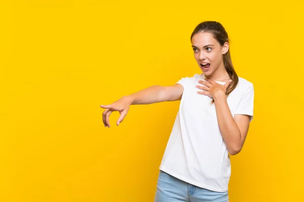 Mujer Joven Sobre Fondo Amarillo Aislado Apuntando Con Dedo Hacia —  Fotos de Stock